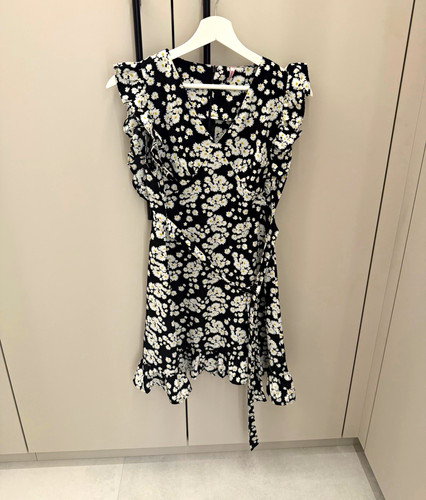 Schwarzes blumenkleid mit - schwarzes,