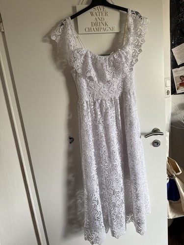 Weißes spitzenkleid mit - spitzenkleid,