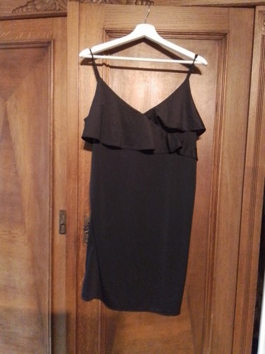 Schwarzes kleid mit rüschen - kleid,